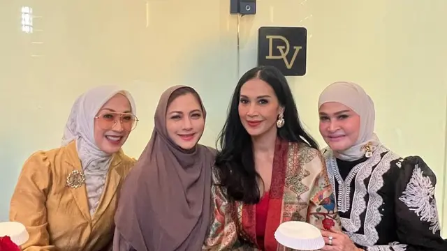 5 Potret Kebersamaan Buka Puasa Diah Permatasari, Fuji hingga Kris Dayanti Kompak"