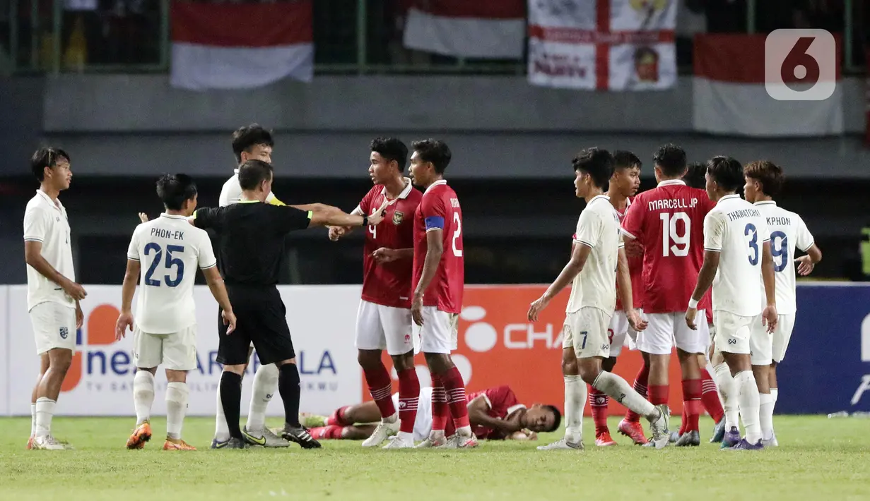 Pemain Timnas Indonesia U-19 melakukan protes kepada wasit saat melawan Thailand U-19 pada lanjutan penyisihan grup A Piala AFF U-19 2022 di Stadion Patriot Candrabhaga, Bekasi, Jawa Barat, Rabu (6/7/2022). Timnas Indonesia U-19 harus puas dengan hasil imbang 0-0. (Liputan6.com/Helmi Fithriansyah)
