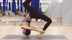 Olahraga yoga ini rupanya cukup lama ditekuni Nasya. Dilihat dari akun Instagramnya, wanita kelahiran 1996 ini diketahui telah melakukan olahraga yoga sejak 2017 silam. Tak heran jika ia sudah lihai melakukan beberapa gerakan yoga. (Liputan6.com/IG/@nasyamarcella)