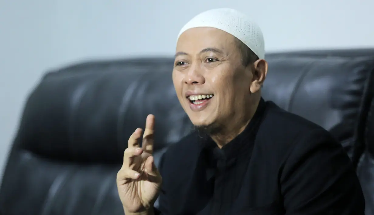 Berawal dari tantangan banyak orang yang mengharapkan Opick membuat sesuatu lagu yang baru. “Bikin dong bang yang baru (Tombo Ati), coba kamu bisa gak ngalahin lagu yang dulu kamu buat, nah akhirnya saya coba,” ungkap Opick. [Foto; Bambang E.Ros/Fimela.com]