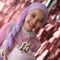 Kana pun tampil mengenakan kerudung ungu dengan model kerudung yang dikepang. Membuat tampilannya lebih menarik. [@zaskiadyamecca]