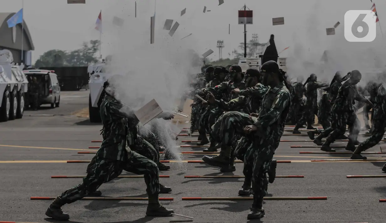 Personel TNI menunjukan aksi bela diri usai mengikuti upacara gladi bersih HUT ke-74 TNI di Lapangan Udara (Lanud) Halim Perdanakusuma, Jakarta, Kamis (3/10/2019). Gladi bersih ini dimulai dengan parade tiap satuan, AD, AL, dan AU. (Liputan6.com/Faizal Fanani)