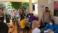 Suasana vaksinasi Covid-19 di salah satu wilayah di Kota Bogor. (Liputan6.com/Achmad Sudarno)