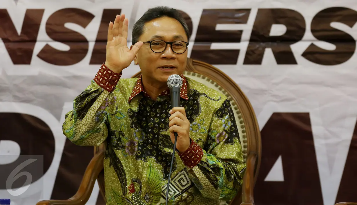 Ketua MPR Zulkifli Hasan saat memberi keterangan pers di Kompleks Parlemen, Senayan, Jakarta, Selasa (14/2). Dalam keterangan persnya Zulkifli berharap Pilkada besok berjalan dengan lancar dan aman. (Liputan6.com/Johan Tallo)
