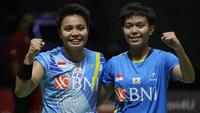 Di nomor ganda putri, Apriyani Rahayu/Siti Fadia Silva Ramadhanti berhasil menjadi yang terbaik usai mengalahkan pasangan Cina, Zhang Shu Xian/Zheng Yu dengan dua game langsung 21-14, 21-17. Gelar ini merupakan yang kedua setelah dua minggu sebelumnya menjuarai Malaysia Open 2022 dengan mengalahkan lawan yang sama. (Bola.com/Ikhwan Yanuar)