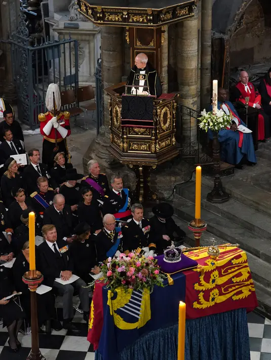 Uskup Agung Canterbury, Yang Terhormat Justin Welby berbicara pada prosesi pemakaman Ratu Elizabeth II di Westminster Abbey, London, Inggris, Senin (19/9/2022). Setidaknya ada 2 ribu tamu yang hadir dalam prosesi pemakaman Ratu Elizabeth II, termasuk Presiden Amerika Serikat Joe Biden dan Kaisar Jepang Naruhito. (Gareth Fuller/Pool Photo via AP)