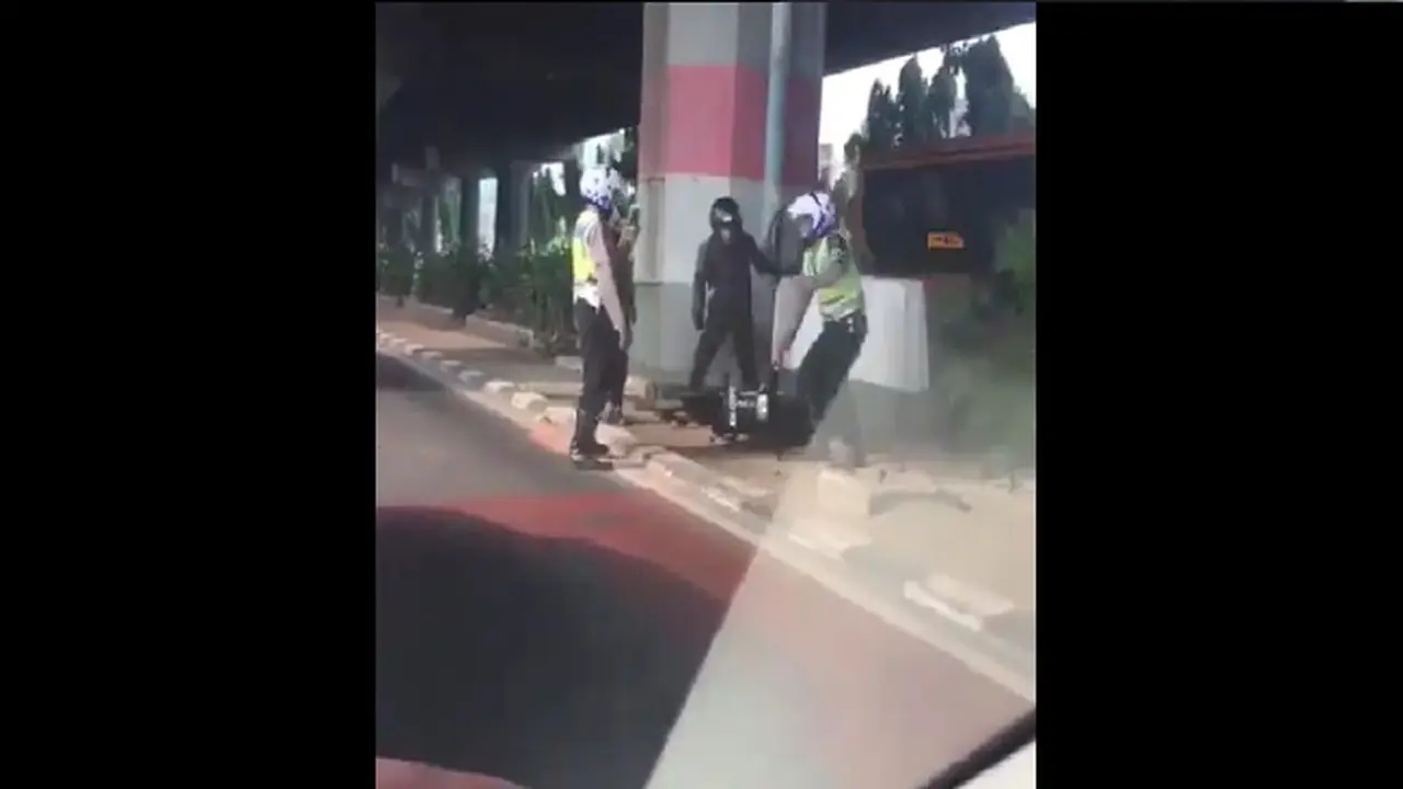 Menolak Ditilang, Pria ini Rusak Motornya Sendiri