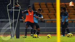 Sesi latihan Timnas Indonesia jelang laga lawan Kirgizstan difokuskan pada kekuatan mempertahankan bola (Liputan6.com/Helmi Fithriansyah)