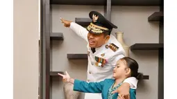 Senyum dan gerakannya yang lincah memberikan nuansa hangat dalam acara resmi tersebut. Banyak tamu undangan tersenyum melihat tingkah menggemaskannya, menjadikannya salah satu sorotan di pelantikan ayahnya. (Liputan6.com/IG/@dedimulyadi71)