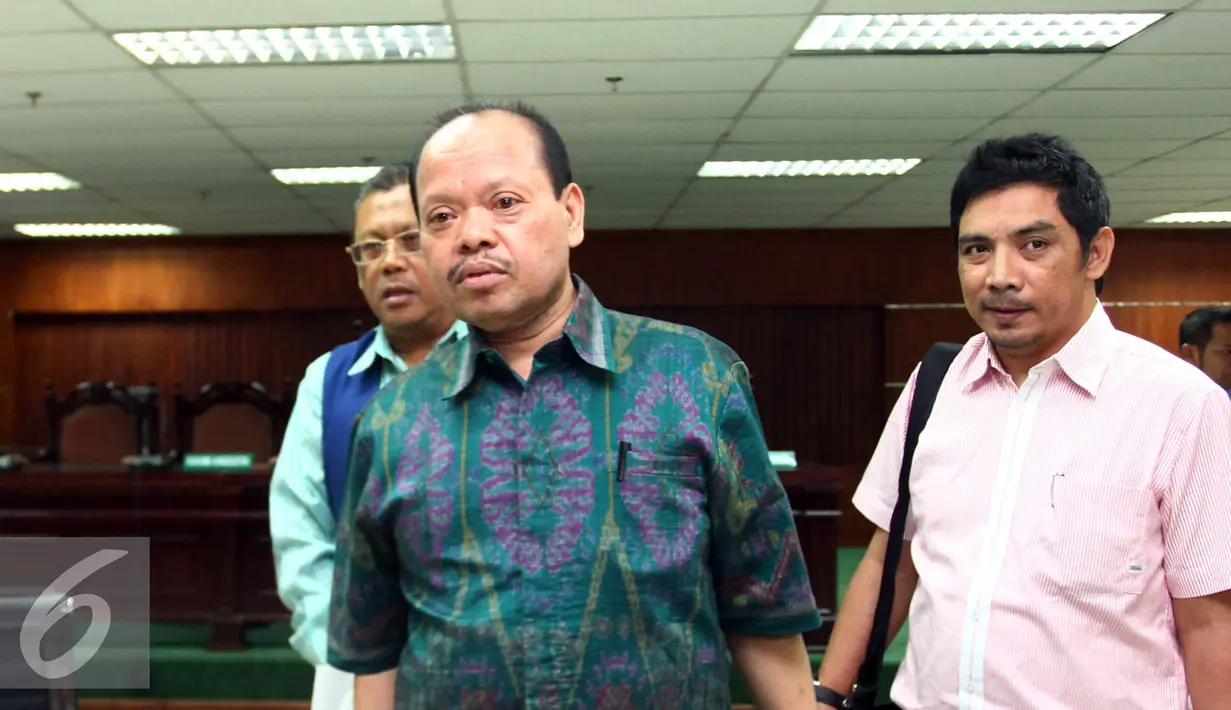 Sutan Bhatoegana berjalan usai menghadiri sidang lanjutan di Pengadilan Tipikor, Jakarta, Kamis (18/6/2015). Sutan Bhatoegana terlibat atas dugaan dalam kasus suap pembahasan APBNP 2013 di Kementerian ESDM. (Liputan6.com/Helmi Afandi)