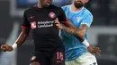 Pemain FC Midtjylland Edward Chilufya (kiri) berebut bola dengan pemain Lazio Elseid Hysaj pada pertandingan sepak bola Grup F Liga Europa di Stadion Olimpiade Roma, Italia, 27 Oktober 2022. Lazio menang 2-1 atas FC Midtjylland. (AP Photo/Alessandra Tarantino)