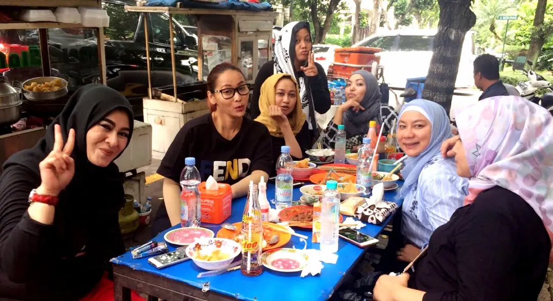 Inul Daratista makan di pinggir jalan [foto: instagram]