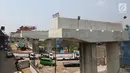 Suasana proyek pembangunan tol Bekasi-Cawang-Kampung Melayu (Becakayu) di Jalan DI Panjaitan, Jakarta Timur, Kamis (25/10). Proyek yang masih terus berlangsung ini dikerjakan sebagai upaya untuk menambah infrastruktur di ibu kota (Merdeka.com/Imam Buhori)