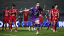 Pemain Persita Tangerang, Javlon Guseynov (tengah) melakukan selebrasi setelah mencetak gol kemenangan pada laga lanjutan BRI Liga 1 2022/2023 antara Persita Tangerang melawan Persija Jakarta di Stadion Indomilk Arena, Tangerang, Selasa (28/03/2023). (Bola.com/Bagaskara Lazuardi)
