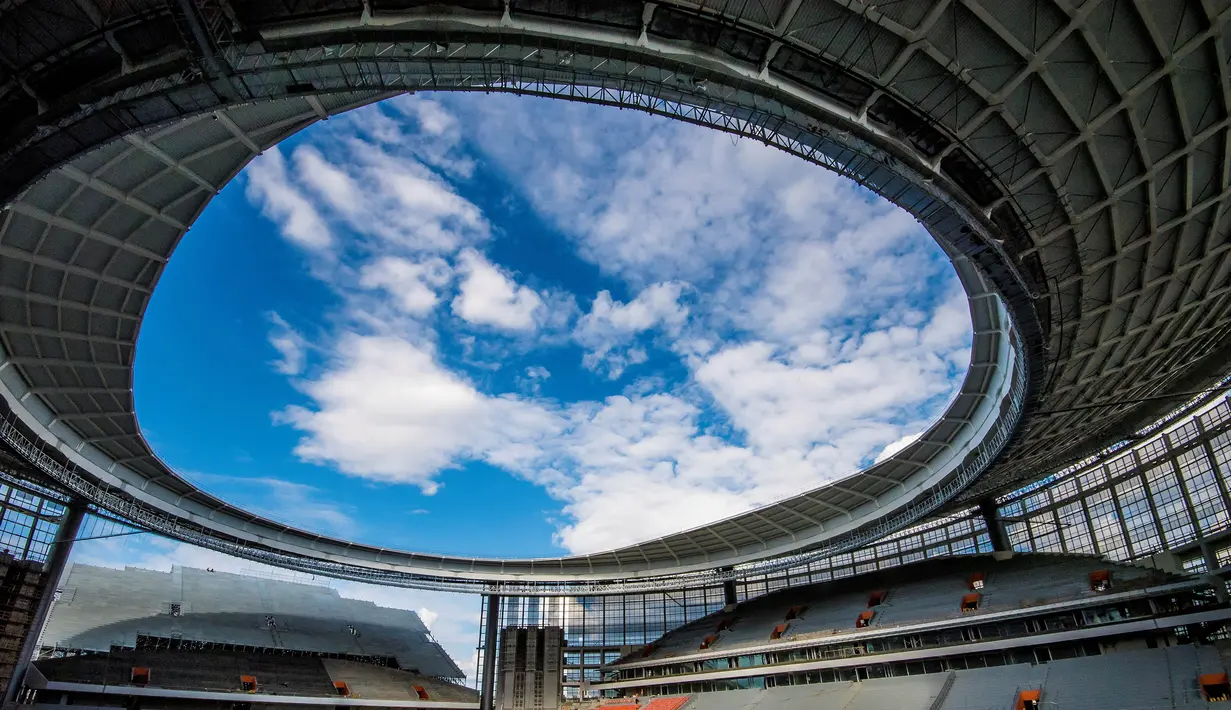 Suasana keindahan arsitektur dari Stadion Yekaterinburg Arena, Sverdlovsk Oblast, Jumat (19/8/2017). Stadion yang berdiri sejak 1957 ini akan menjadi satu dari 12 stadion penyelenggara Piala Dunia 2018 Rusia. (AFP/Mladen Antonov)