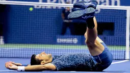 Petenis Serbia, Novak Djokovic berselebrasi usai mengalahkan Juan Martin del Potro (Argentina) pada partai final AS Terbuka  2018 di New York, Minggu (9/9). Mantan petenis nomor satu Novak Djokovic keluar sebagai juara AS Terbuka 2018. (AP/Andres Kudacki)