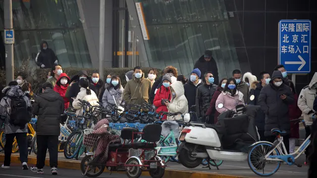 FOTO: Antrean Warga Beijing untuk Tes COVID-19 Massal