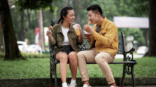 couple kencan bahagia