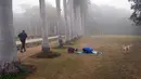 Orang-orang berolahraga di taman saat turun kabut asap pagi di New Delhi, India, Selasa (20/12/2022). India Utara mengalami kabut pertama musim ini dan diperkirakan akan berlangsung selama lima hari ke depan yang mengganggu transportasi kereta api, jalan raya, dan udara. (AP Photo/Manish Swarup)