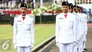 Anggota paskibraka 2016 melaksanakan gladi bersih upacara HUT ke-71 Kemerdekaan RI di Istana Merdeka, Jakarta, Senin (15/8). Kegiatan gladi bersih ini juga ditampilkan pengibaran bendera merah putih oleh Paskibraka 2016. (Liputan6.com/Faizal Fanani)