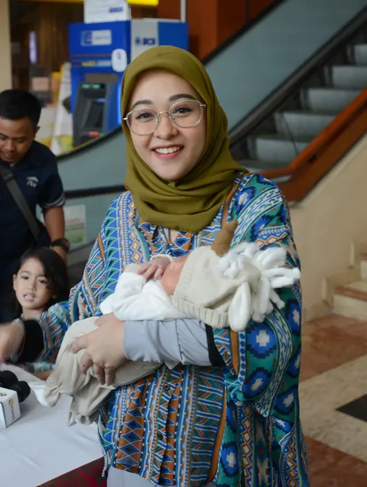 Saat jumpa pers, pesinetron itu mengaku bahwa kehadiran anak kedua ini dari putrinya yang sejak lama ingin memiliki adik laki-laki. Melihat anak pertamanya sudah berusia empat tahun, Poppy membuka alat kontrasepsinya. (Nurwahyunan/Bintang.com)