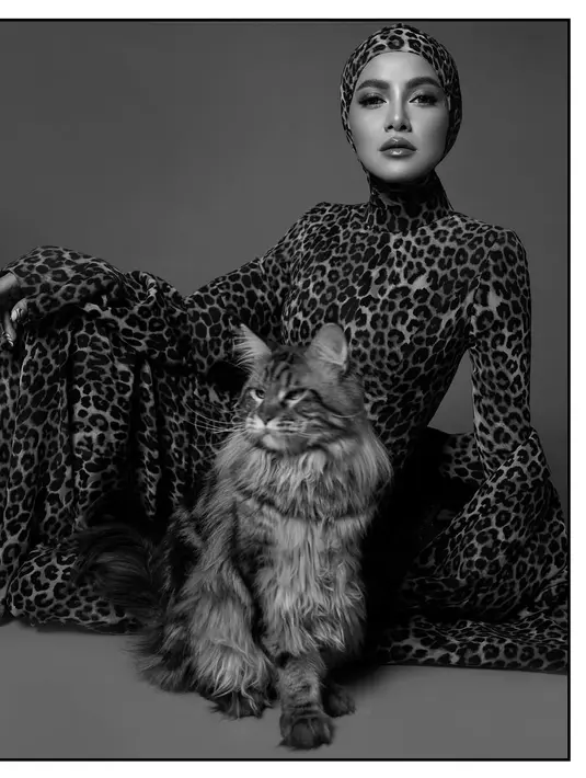 Sempurnakan tampilan, Olla Ramlan kenakan hijab ketat yang senada dengan motif dress-nya [@ollaramlan]