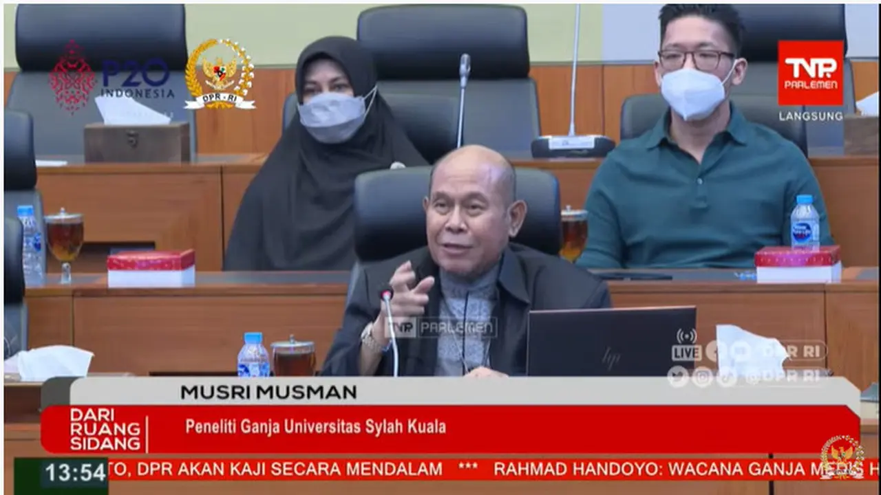 Ketua Pembina Yayasan Sativa Profesor Musri Musman saat menjelaskan cara kerja ganja medis dalam forum RDPU bersama Komisi III DPR RI di Gedung Parlemen, Senayan, Jakarta, Kamis (30/6/2022). (Foto: tangkapan layar kanal Youtube DPR RI)