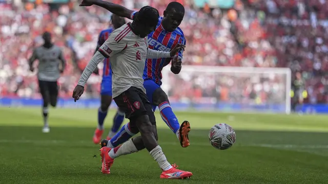 Aksi Jeremie Frimpong mencetak gol di laga Community Shield antara Crystal Palace vs Liverpool di Stadion Wembley, Minggu (10/08/2025). (AP Photo/Dave Shopland).