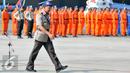 Kapolri Jenderal Polisi Badrodin berjalan untuk memimpin upacara HUT ke-65 Polisi Air dan Udara (Polairud) di Markas Korps Direktorat Polisi Udara Baharkam Polri, Pondok Cabe, Pamulang, Tangerang Selatan, Senin (1/12). (Liputan6.com/Yoppy Renato)