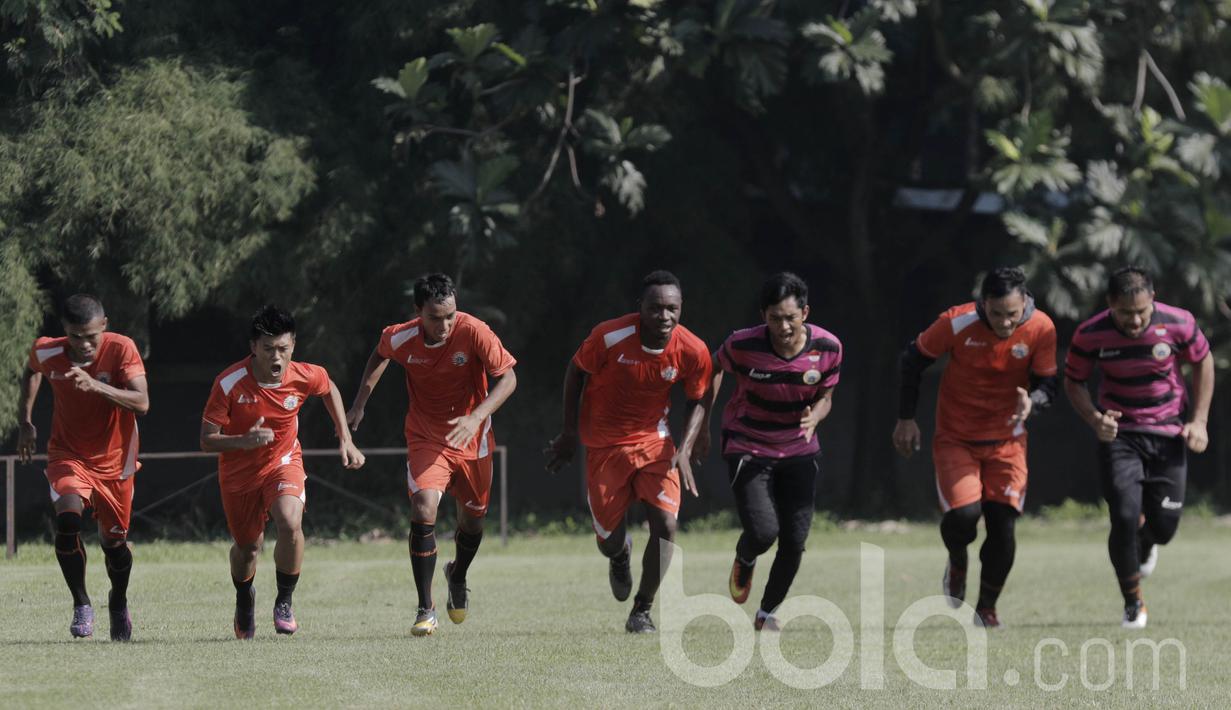 Sejumlah Pemain Persija Jakarta adu lari saat mengikuti latihan. Latihan tersebut untuk mempersiapkan kompetisi Liga 1. (Bola.com/M Iqbal Ichsan)