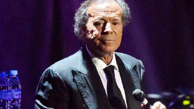 Daripada ditunda, promotor lebih memilih batalkan konser Julio Iglesias. Kenapa?