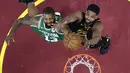 Aksi pemain Cavaliers, Tristan Thompson (kanan) dan pemain Boston, Marcus Morris berebut bola pada laga final Wilayah Timur NBA basketball di Quicken Loans Arena, Clevelan, (19/5/2018). Cavaliers menang 116-86. (AP/Tony Dejak)