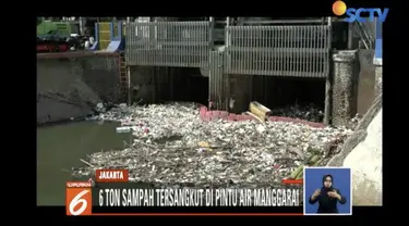 Sampah didominasi ranting pohon, bambu dan juga sampah rumah tangga.