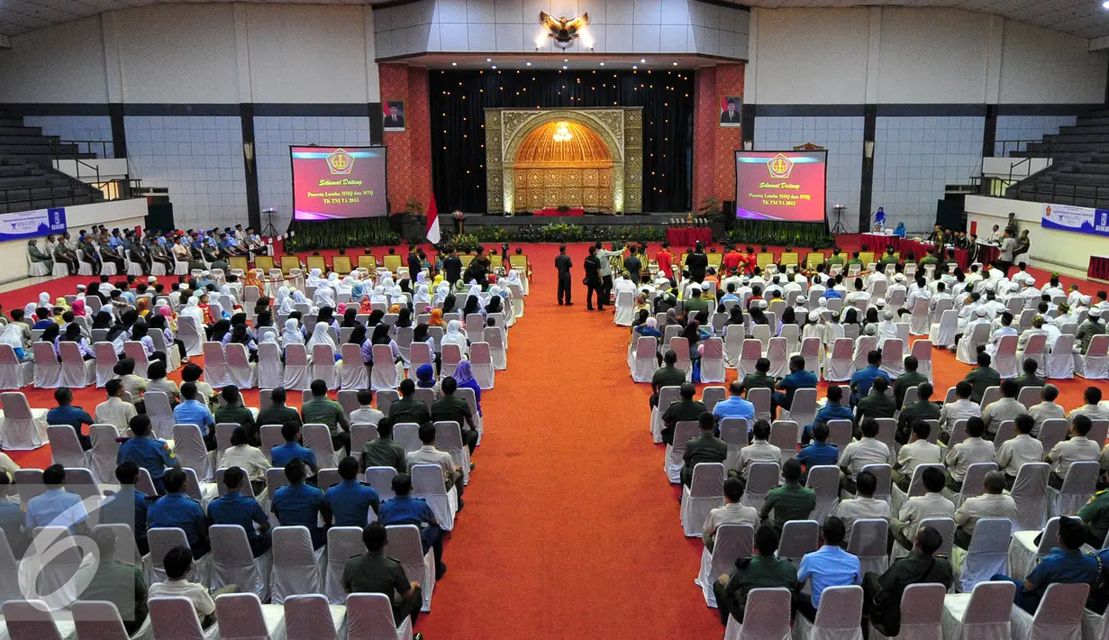 Suasana saat pembukaan perlombaan MHQ dan MTQ TNI 2015 di Mabes TNI, Jakarta, Senin (15/6/2015). Perlombaan diikuti oleh 6 kalifah yakni TNI AD, TNI AU, TNI AL, Polri, Kemenhan dan peserta umum. (Liputan6.com/Yoppy Renato)