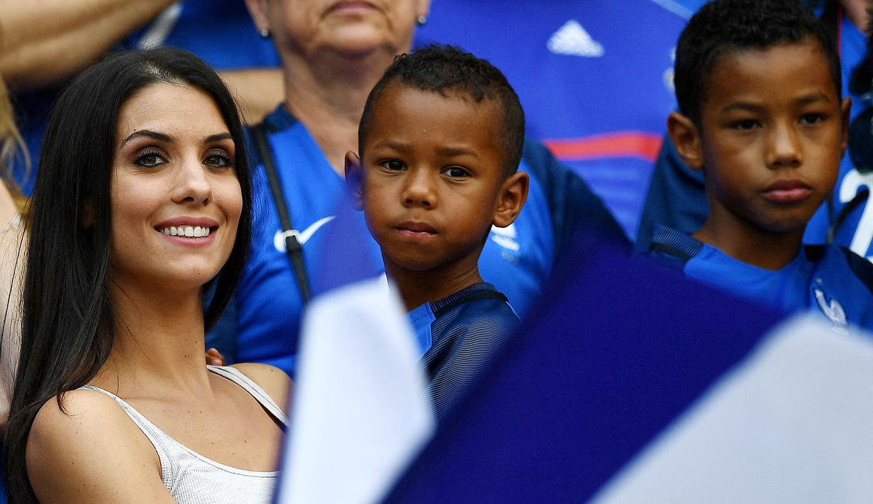 17 Juli 2010, Sagna dan Ludivine meresmikan hubungan ke jenjang pernikahan dan saat ini telah dikarunia dua orang anak. (AFP/Franck Fife)