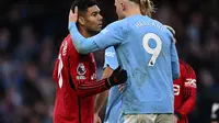 Striker Man City, Erling Haaland (kanan) bersama gelanda MU, Casemiro. (PAUL ELLIS / AFP)