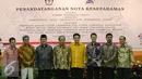 Mohammad Nasir (keempat kiri) berfoto bersama dengan Husni Kamil (keempat kanan) usai menandatangani nota kesepahaman di Kantor KPU, Jakarta, Kamis (30/7/2015). (Liputan6.com/Faizal Fanani)