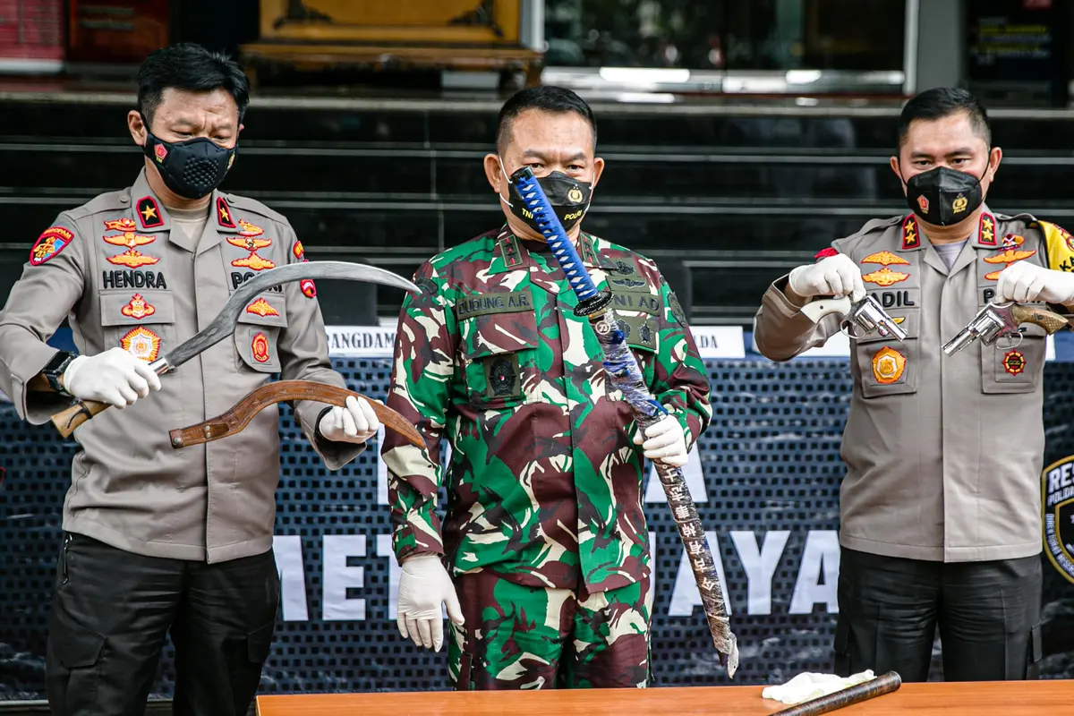 FOTO: Kapolda Metro Jaya dan Pangdam Jaya Beri Keterangan Terkait Penyerangan Petugas