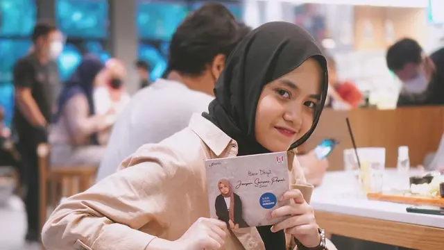 6 Potret Transformasi Hanin Dhiya dari Kecil hingga Kini, Memesona Pakai Hijab