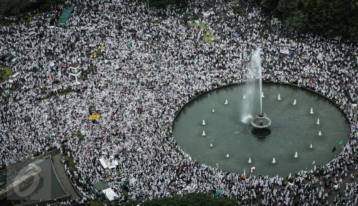 Pantauan udara saat Aksi 31 Maret di Bundaran Patung Kuda, Jakarta, Jumat (31/3). Peserta aksi tidak bisa mendekat ke Istana Kepresidenan karena polisi memasang pagar kawat berduri di Jalan Medan Merdeka Barat. (Liputan6.com/Faizal Fanani)