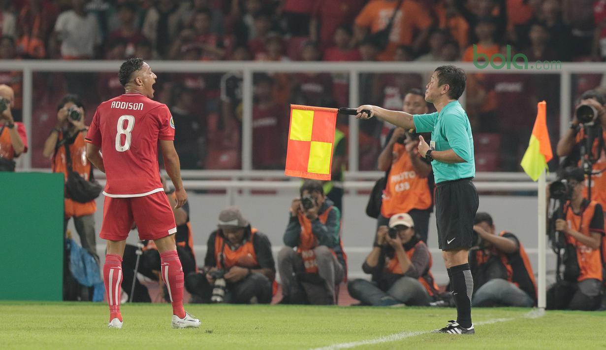 Addison Oliveira (kiri) memprotes wasit saat melawan Song Lam Nghe An FC pada laga Piala AFC 2018 di Stadion Utama GBK, Senayan, Jakarta, (13/3/2018). Persija Jakarta menang 1-0. (Bola.com/Nick Hanoatubun)