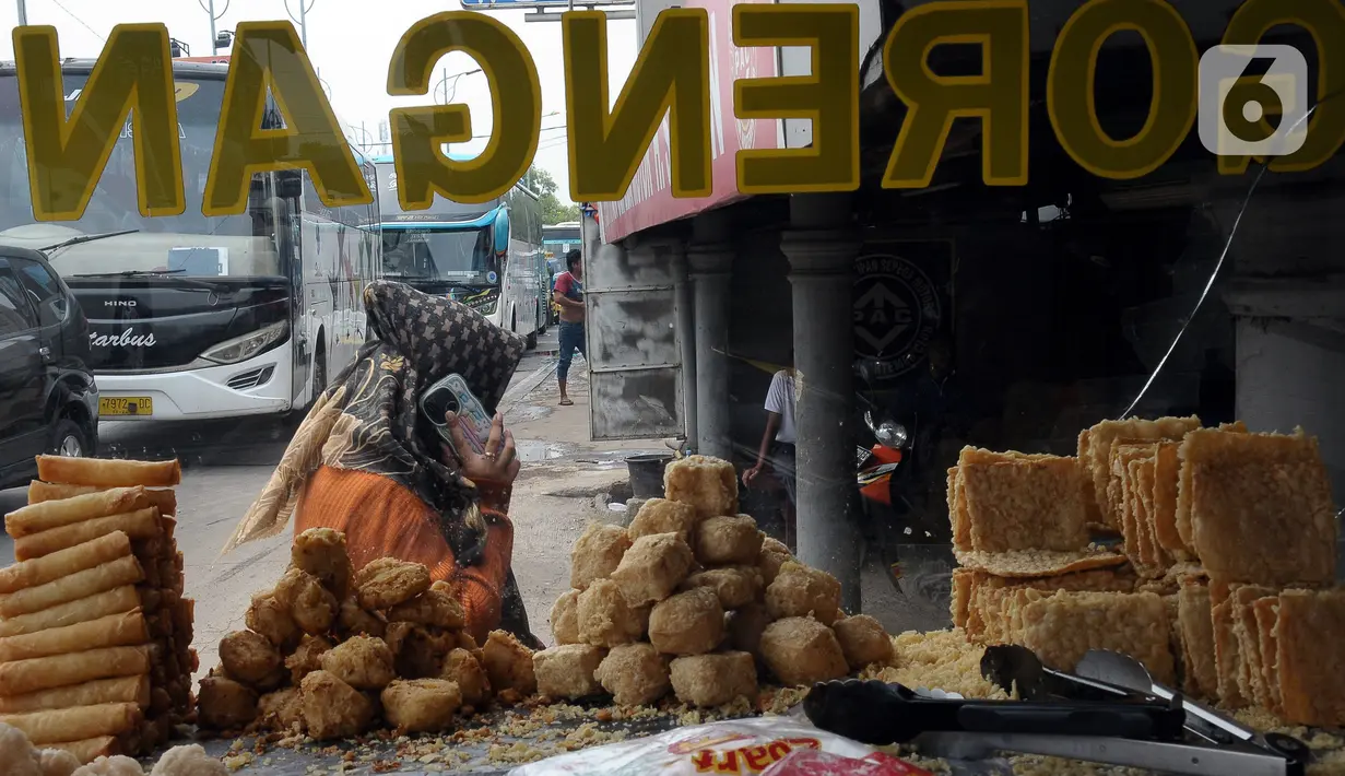 Kendaraan tidak dapat bergerak dari pagi hingga siang ini. (merdeka.com/Imam Buhori)