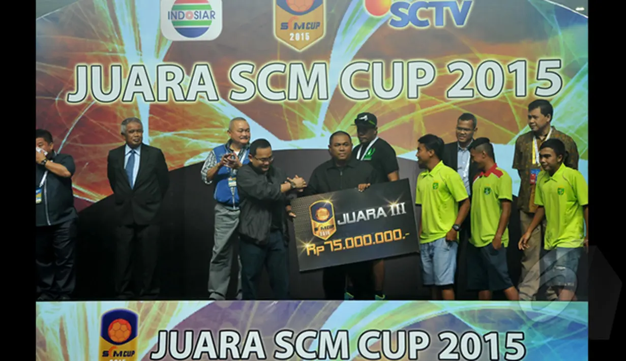 Manager Persebaya, Harry Sulaiman menerima hadiah juara SCM Cup 2015 di Stadion Jakabaring,Selasa (27/1/2015). Persebaya meraih posisi ketiga di SCM Cup 2015 usai mengalahkan Persela (1-0). (Liputan6.com/Johan Tallo)