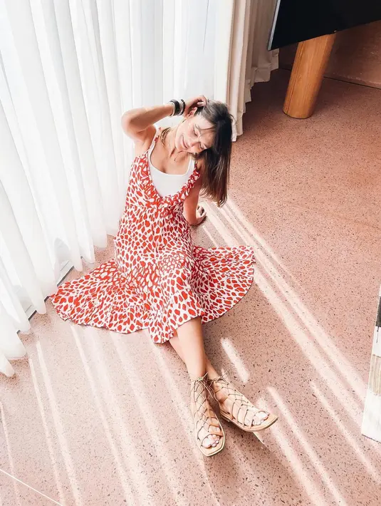 Saat menikmati waktu santai di rumah, Luna Maya juga memilih mengenakan simple dress. Kali ini wanita yang baru berulang tahun ke 38 tahun ini tampil fresh dengan dress bermotif warna merah putih. (Liputan6.com/IG/@lunamaya)