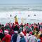 Pengunjung memadati acara Surfing Santa yang berlangsung di Pantai Cocoa, Florida, Amerika Serikat, Selasa (24/12/2024) waktu setempat. (AFP/Giorgio Viera)