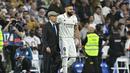 Mantan penyerang Real Madrid, Amancio Amaro Varela berjalan bersama dengan Amancio Amaro Varela sebelum pertandingan La Liga Spanyol antara Real Madrid dan Osasuna di stadion Santiago Bernabeu di Madrid pada 2 Oktober 2022. Amancio Amaro,yang juga mantan Presiden klub kehormatan, meninggal dunia pada usia 83 tahun, Selasa (21/2/2023). (AFP/Javier Soriano)