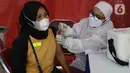 Vaksinator menyuntikkan vaksin Sinovac kepada warga di area TPST Bantargebang, Kota Bekasi, Jumat (29/10/2021). 300 dosis vaksin perhari disiapkan untuk vaksinasi pertama maupun kedua bagi masyarakat dan komunitas pemulung di sekitar TPST Bantargebang. (Liputan6.com/Helmi Fithriansyah)