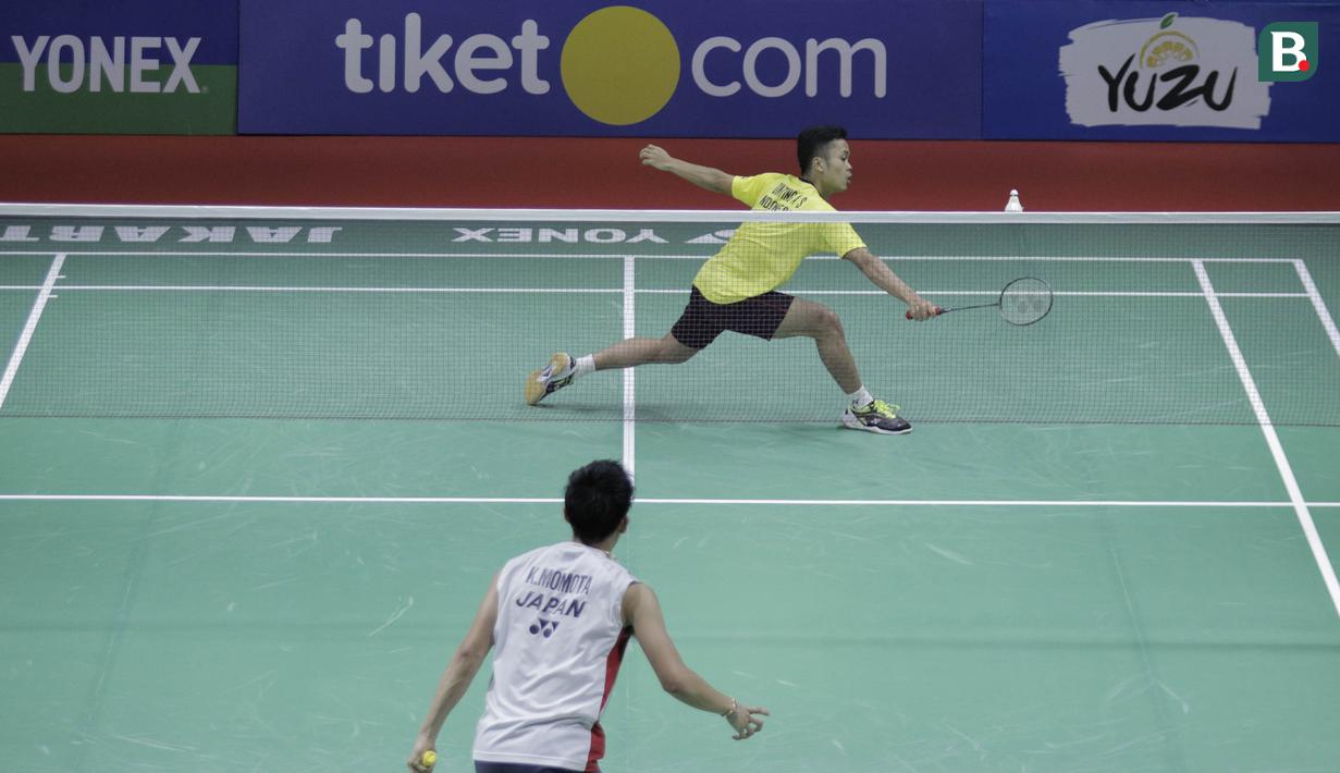 Tunggal putra Indonesia, Anthony Sinisuka Ginting, saat melawan wakil Jepang, Kento Momota, pada Indonesia Open di Istora Senayan, Kamis, (5/7/2018). Anthony Ginting takluk 14-21, 15-21. (Bola.com/M Iqbal Ichsan)