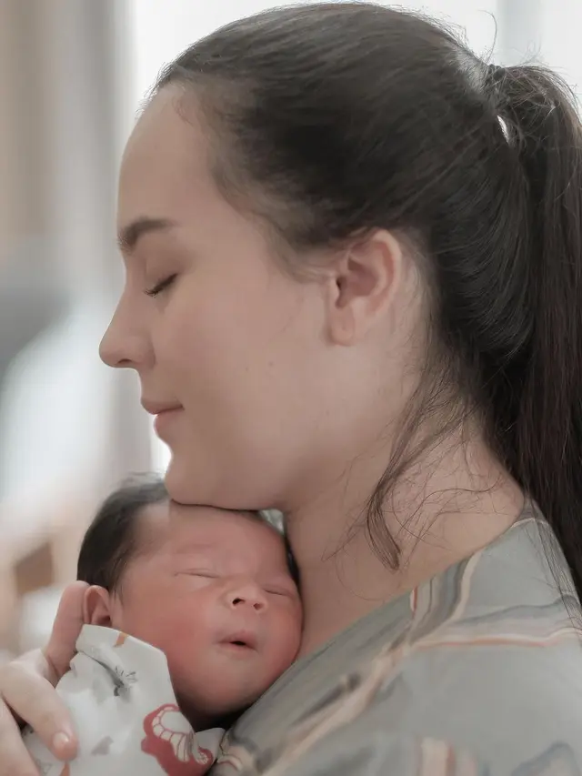 Zayden Kai Callisto dalam dekapan Lidi Brugman (Foto: Instagram @lidibrugman)