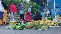 Aktivitas pedagang kaki lima di tengah ancaman wabah virus corona di Pasar Higienis Gamalama, Ternate. (Liputan6.com/Hairil Hiar)